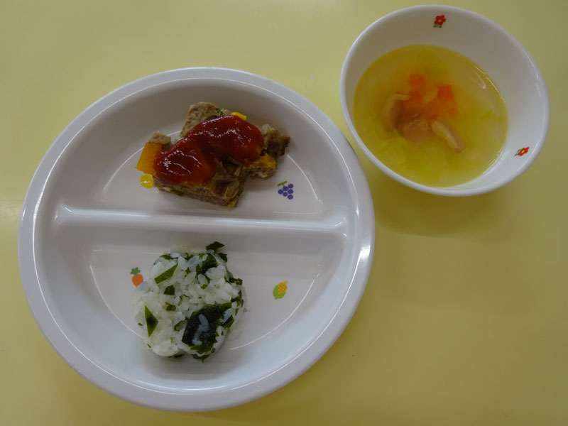 さくらキッズ保育園では、完全手作り給食を実施しています。